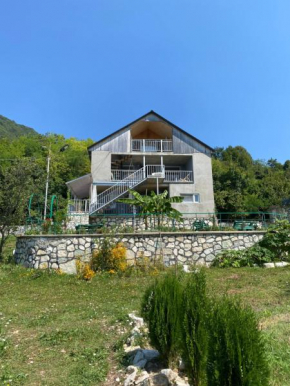 Terrace Gordi (Nino&Gio), Gori